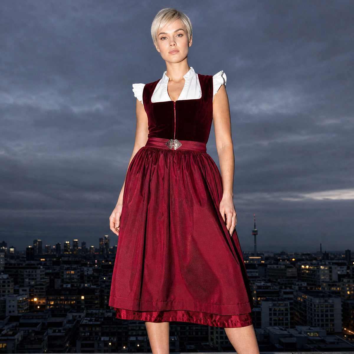 Dirndl in Größe 40 mit Samtmieder und Blumenrock