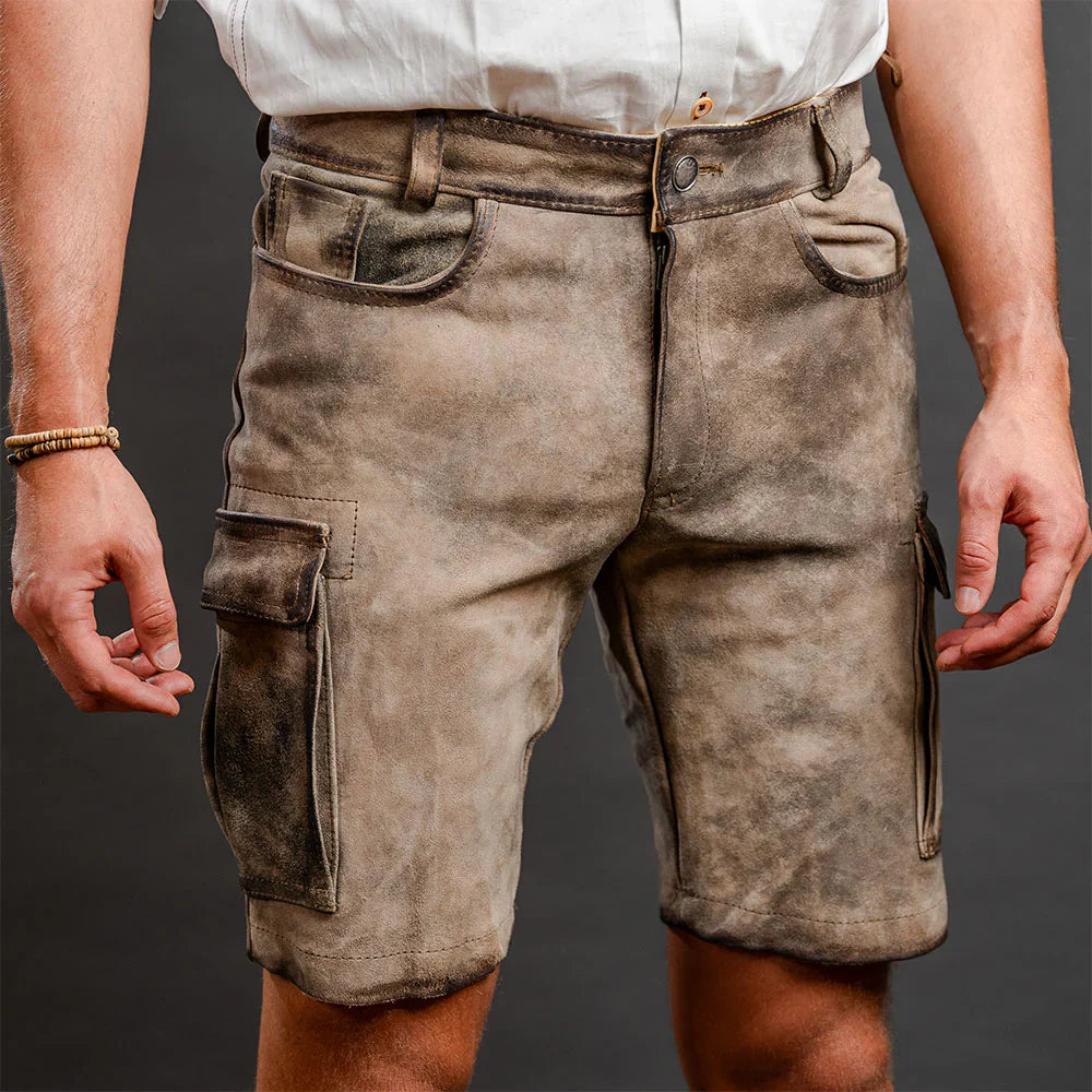 Moderne kurze Lederhose fuer den Alltag kombiniert mit einem laessigen T-Shirt im Biergarten