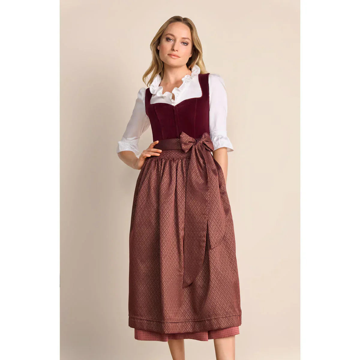 Krüger Dirndl Maxi in Weinrot mit Schürze | Hochwertiges Festtagsdirndl