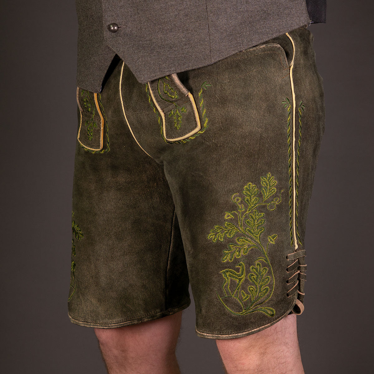 GĂŒnstige Lederhosen und Dirndl im Datschi Trachten Outlet. Restposten und EinzelstĂŒcke zu unschlagbaren Preisen