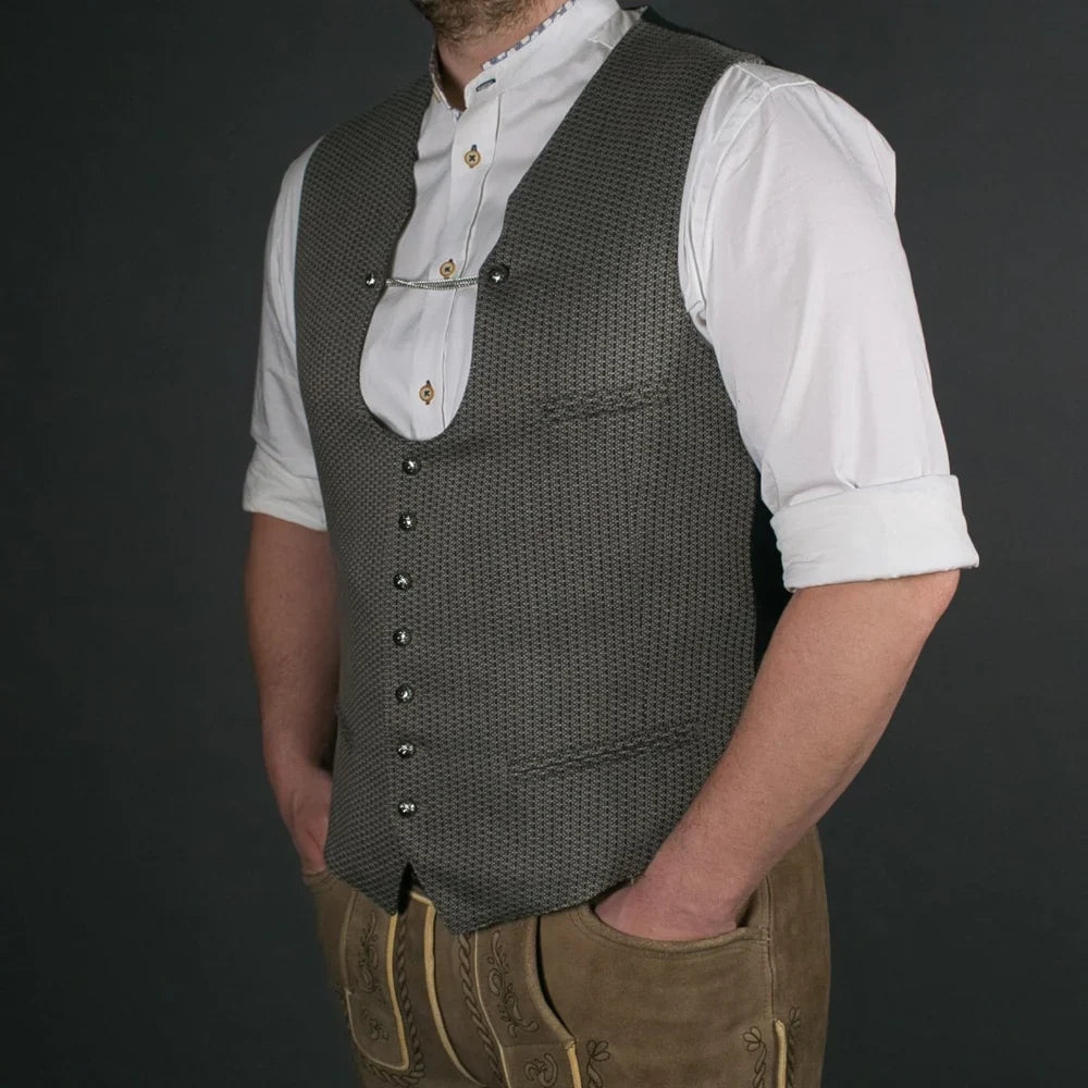 Elegante Herren Trachtenweste in Beige aus hochwertigem Stoff kombiniert mit Lederhose und weißem Trachtenhemd