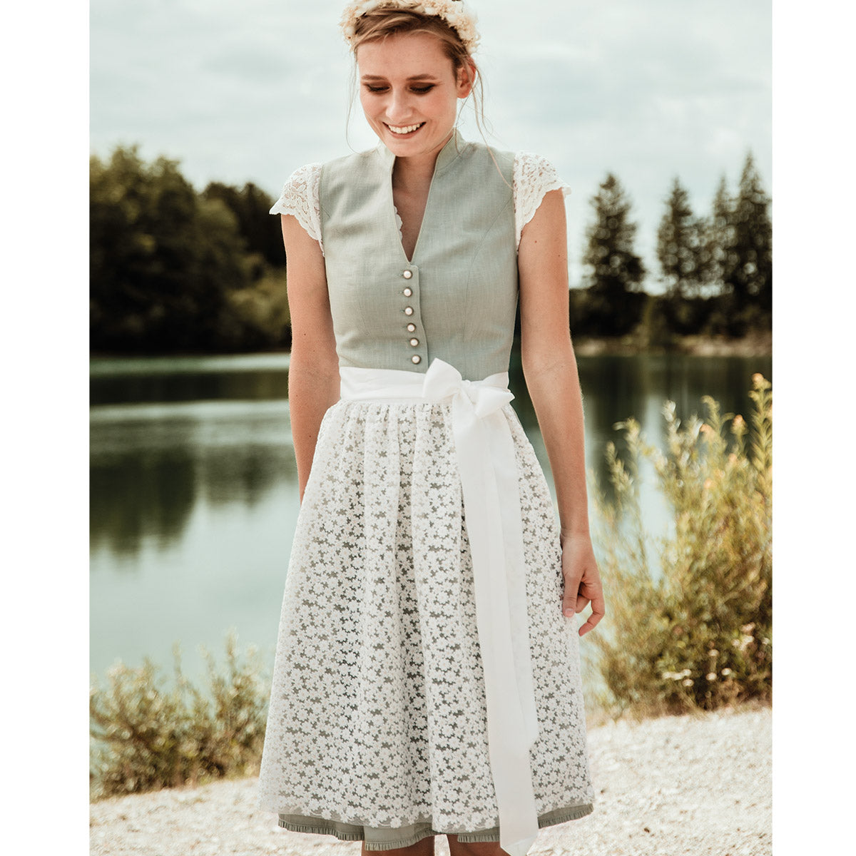 Dirndl Hochgeschlossen | Finde dein perfektes Dirndl von Krüger Dirndl, Alpenfee Dirndl und Marjo Dirndl 2025