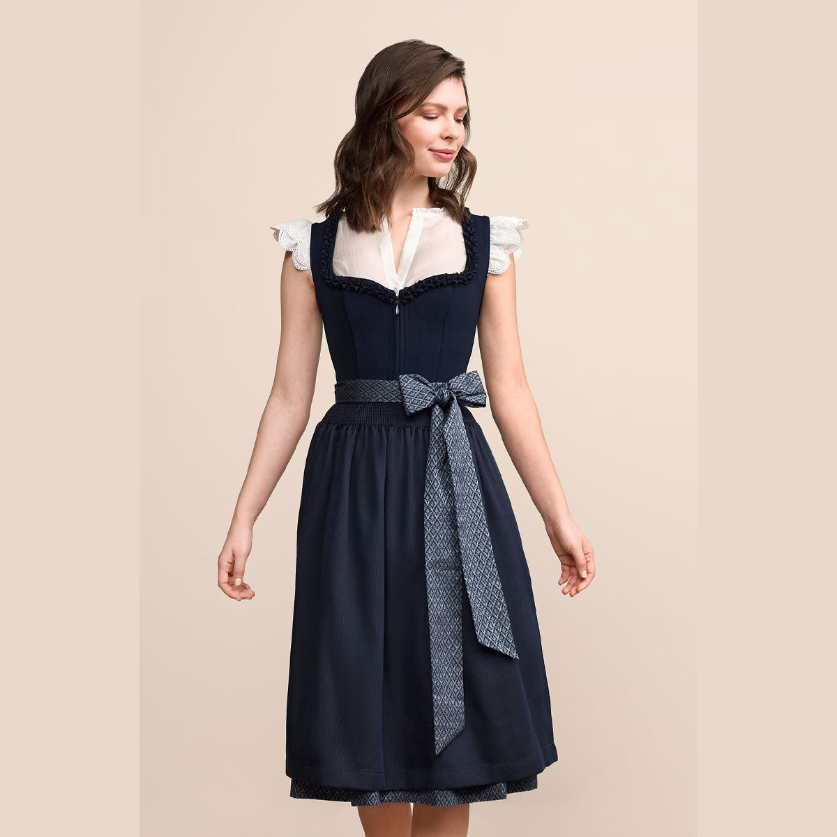 Krüger Dirndl in Größe 32 in Blau mit Froschgoscherl und Herzausschnitt für Volksfest und Trachtenhochzeit