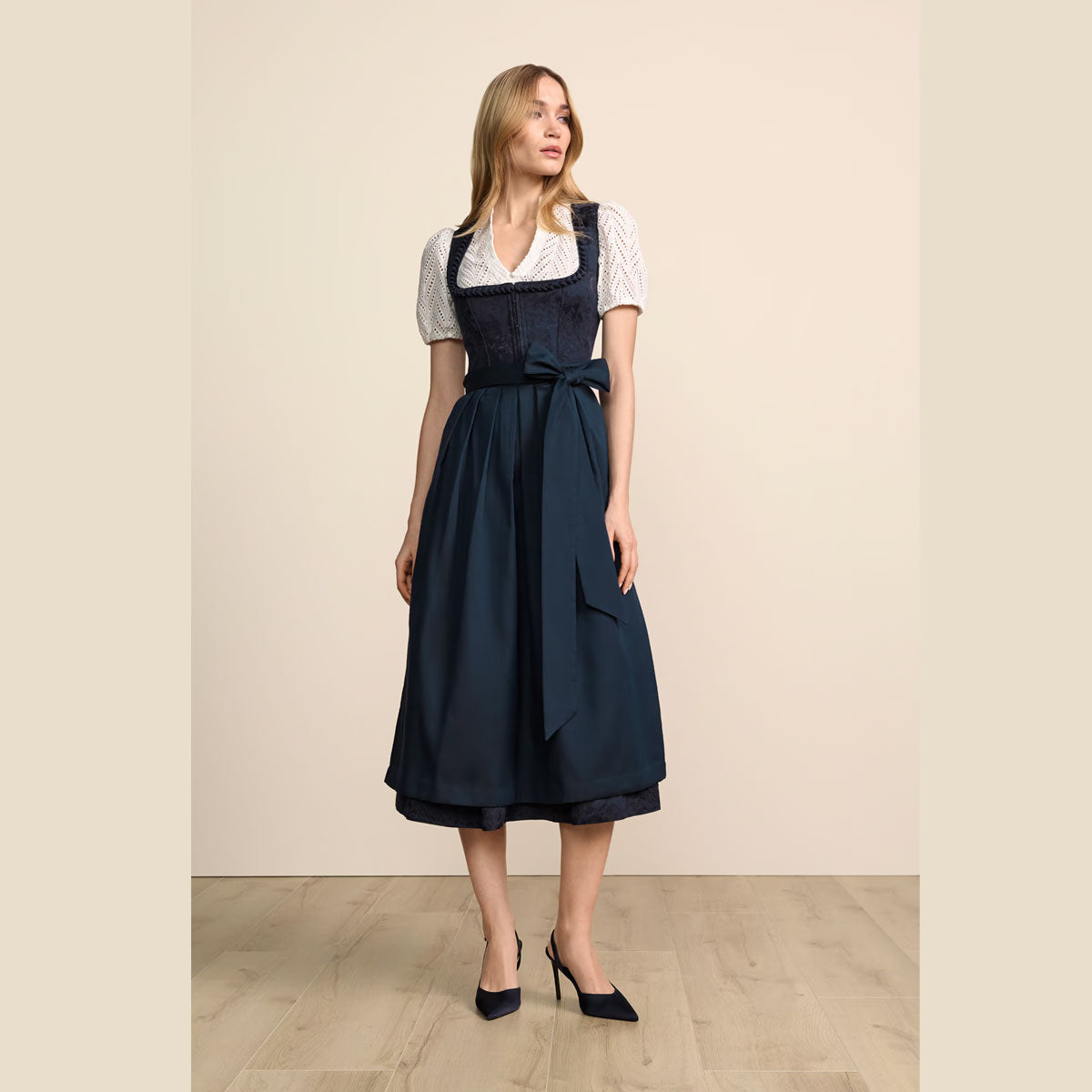 Krüger Dirndl in Größe 50 in Marine mit schimmernden Ornamenten und langem Rock für festliche Anlässe