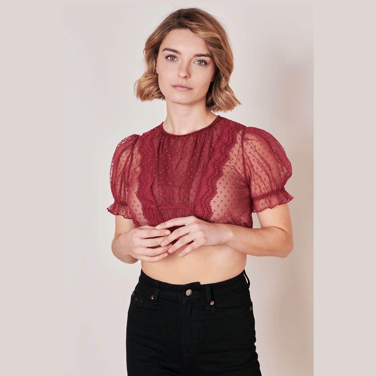 Rote Dirndlbluse mit Halbarm und transparentem Stoff von Krüger Dirndl