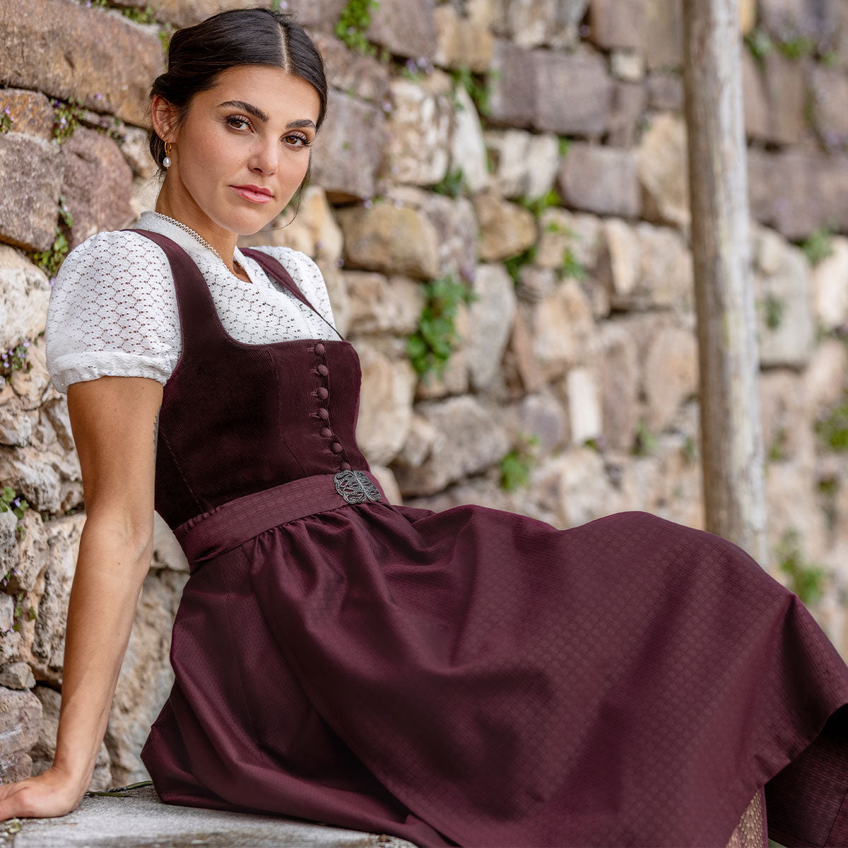 Marjo Dirndl Weinrot | Strahlend schön im roten Dirndl von MarJo