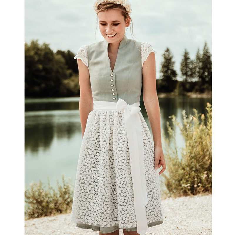 Alpenfee Dirndl mit Blumenschürze bei Datschi Trachten. Deinem Onlineshop für Dirndl und Lederhosen