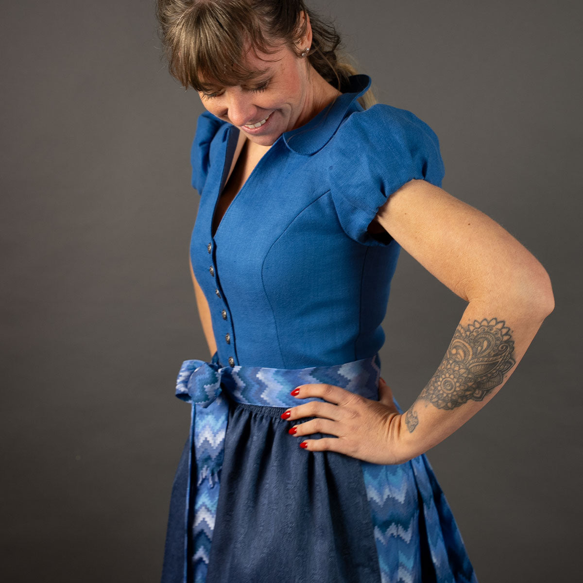 Elli & Juliette Dirndl Bobbi Ophelia Mittelblau mit Puffarm - Datschi Trachten