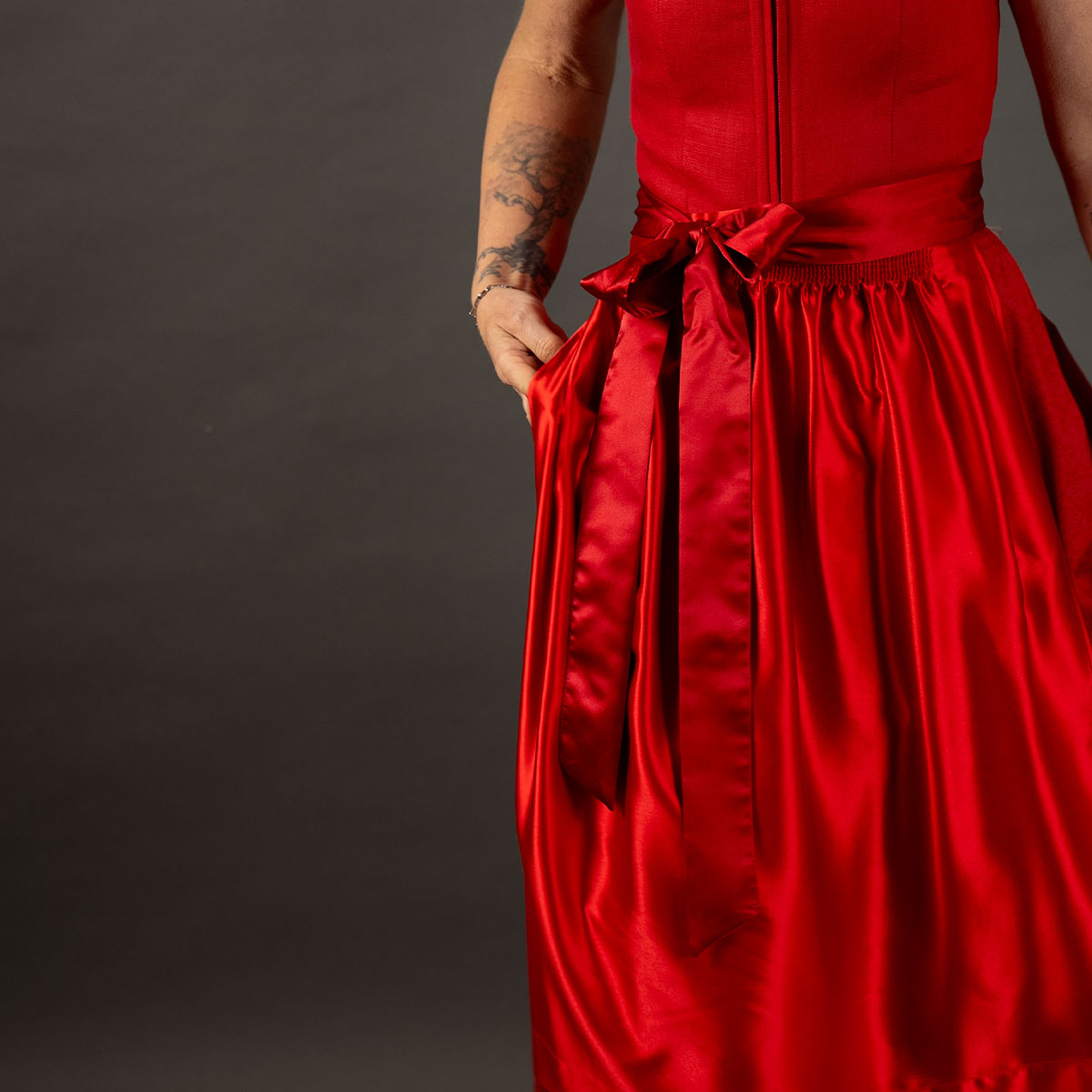 Elli & Juliette Dirndl Fiona Soraya Rot mit abnehmbarem Flügelarm 70 cm - Datschi Trachten
