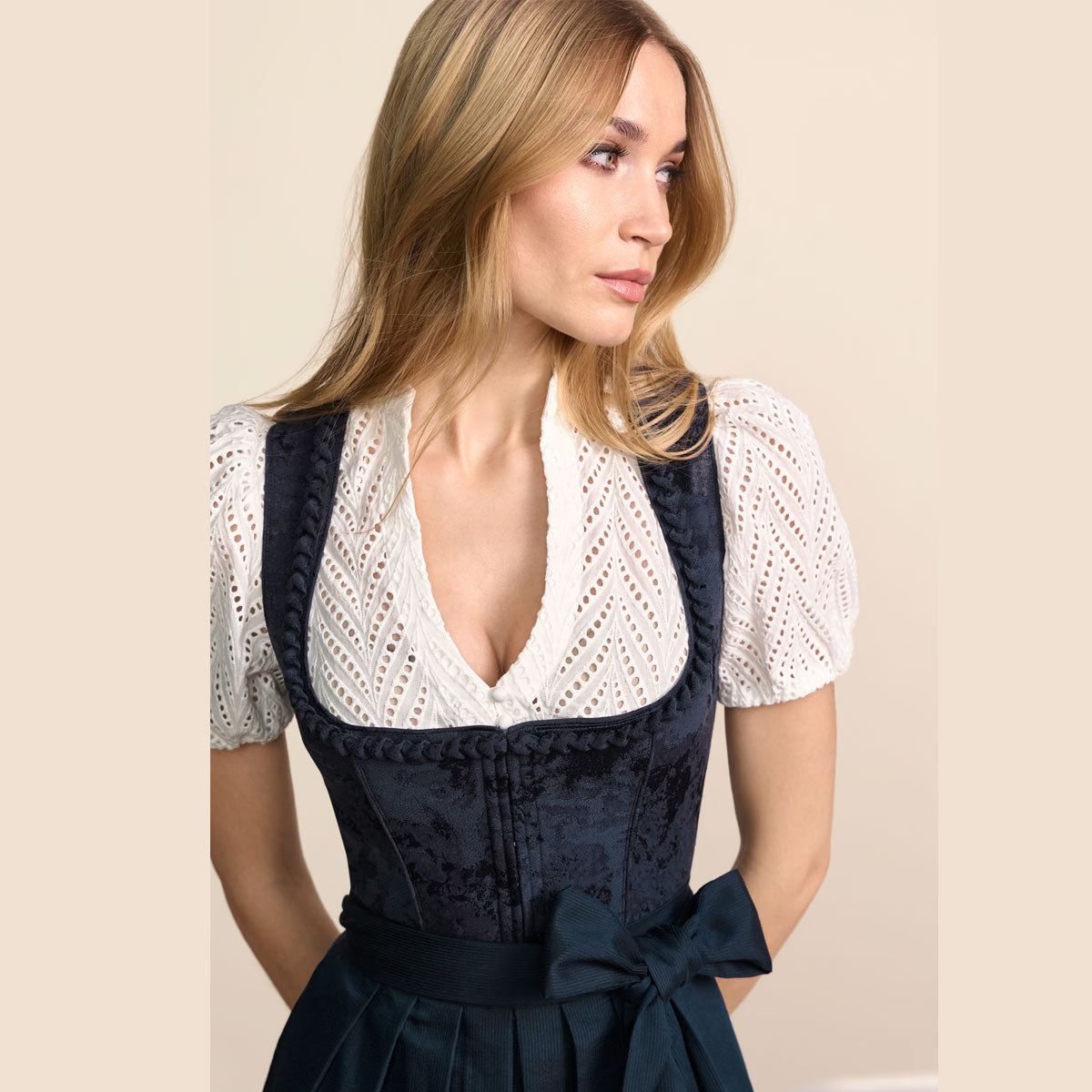 Krüger Dirndl Calyssia Marine schimmernde Ornamente 80cm - Datschi Trachten