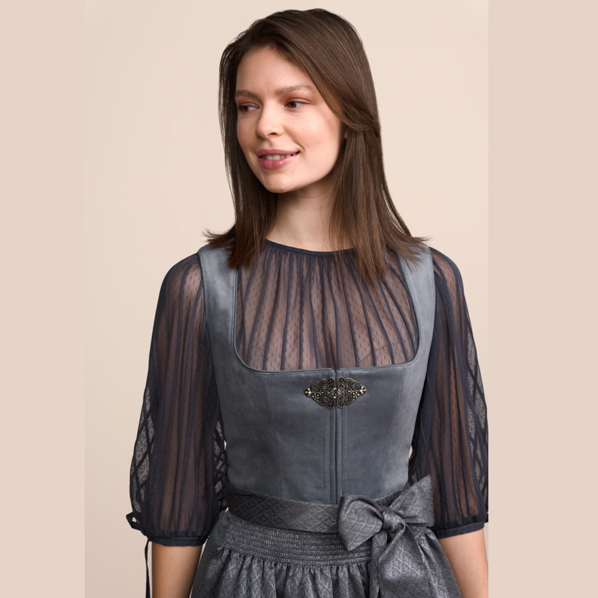 KrĂŒger Dirndl Cari Hellgrau Samt Mieder 60cm - Datschi Trachten