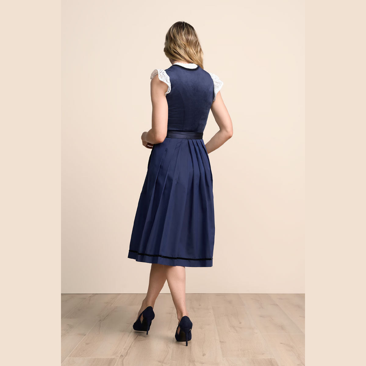Krüger Dirndl Elenora Blau Balkonettausschnitt 70cm - Datschi Trachten