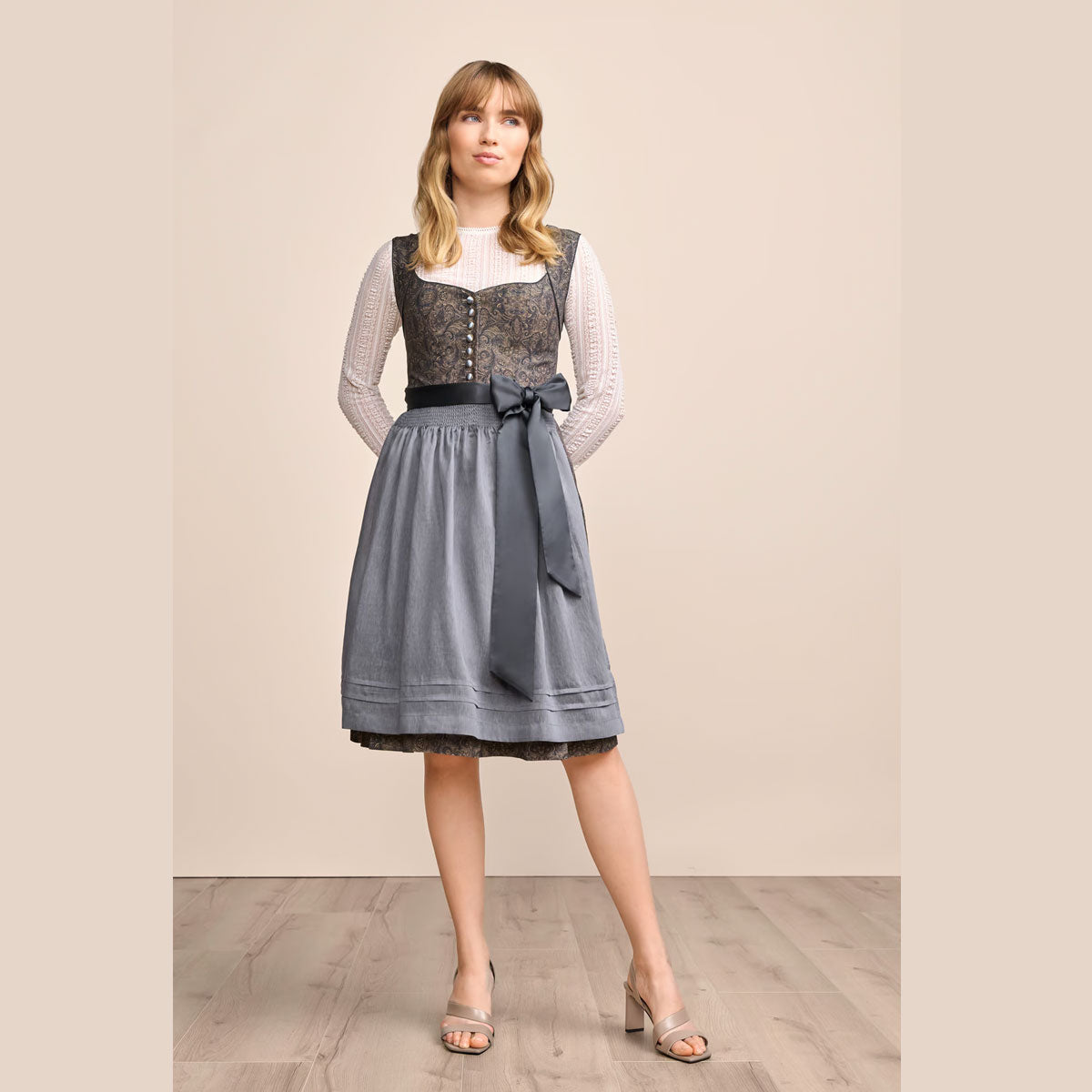 KrĂŒger Dirndl Kristi Blau Herzausschnitt 60cm - Datschi Trachten