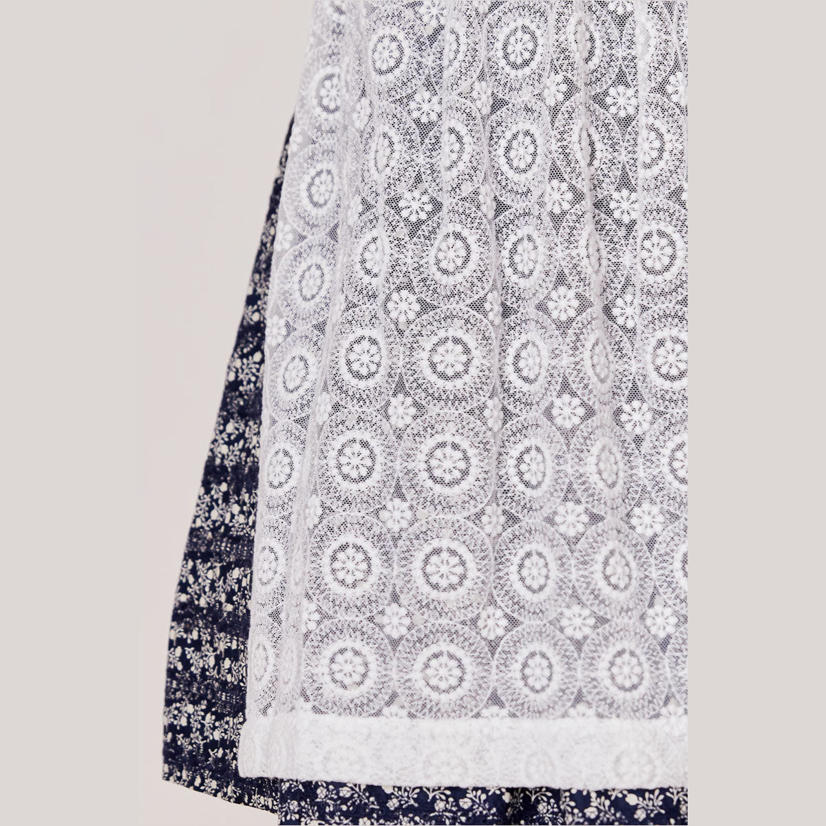 Krüger Dirndl Minna Marine Spitzenschürze 60cm - Datschi Trachten