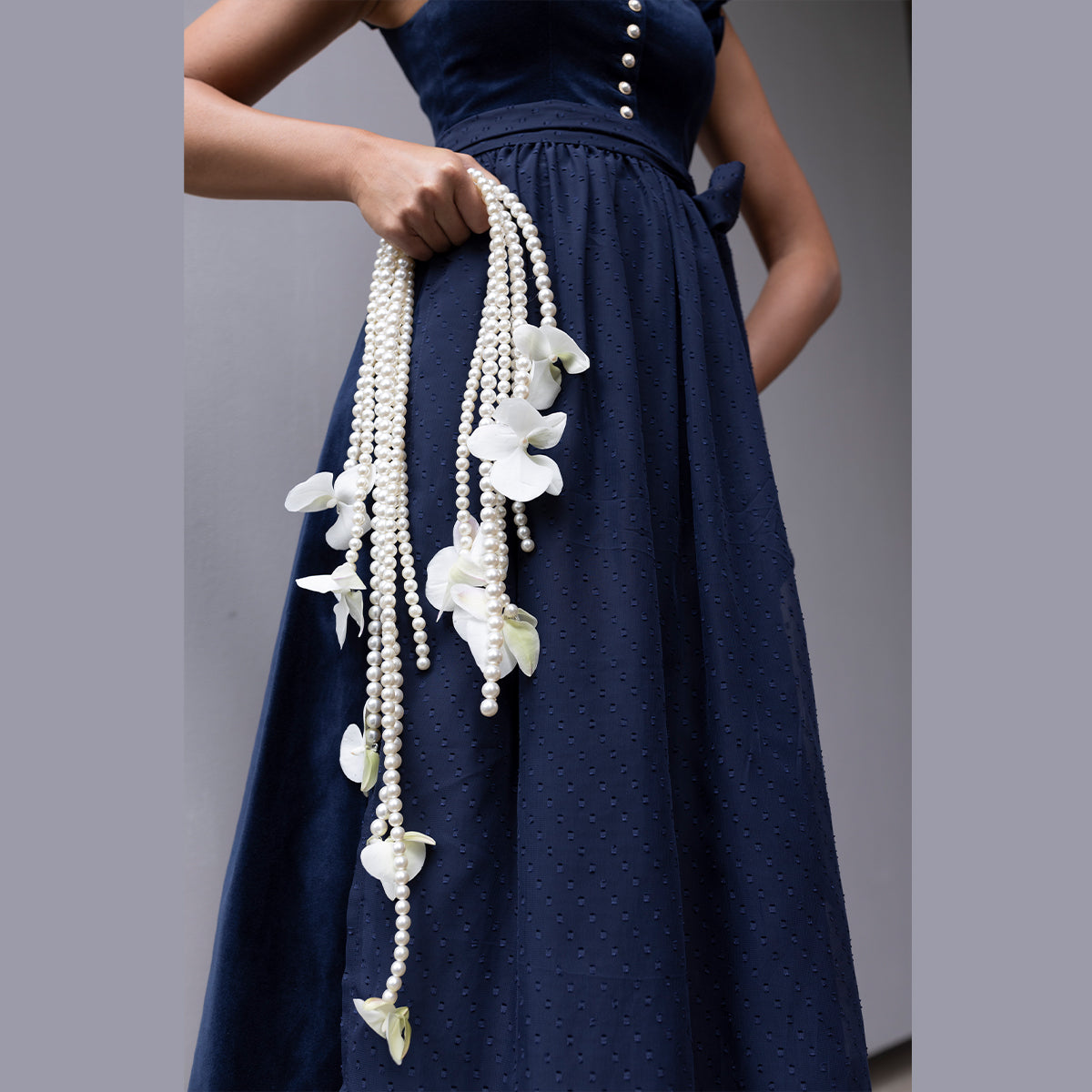 Nahaufnahme eines dunkelblauen Madame Marie Dirndl Soralyn mit Flügelärmeln und 75 cm Länge aus Samt.