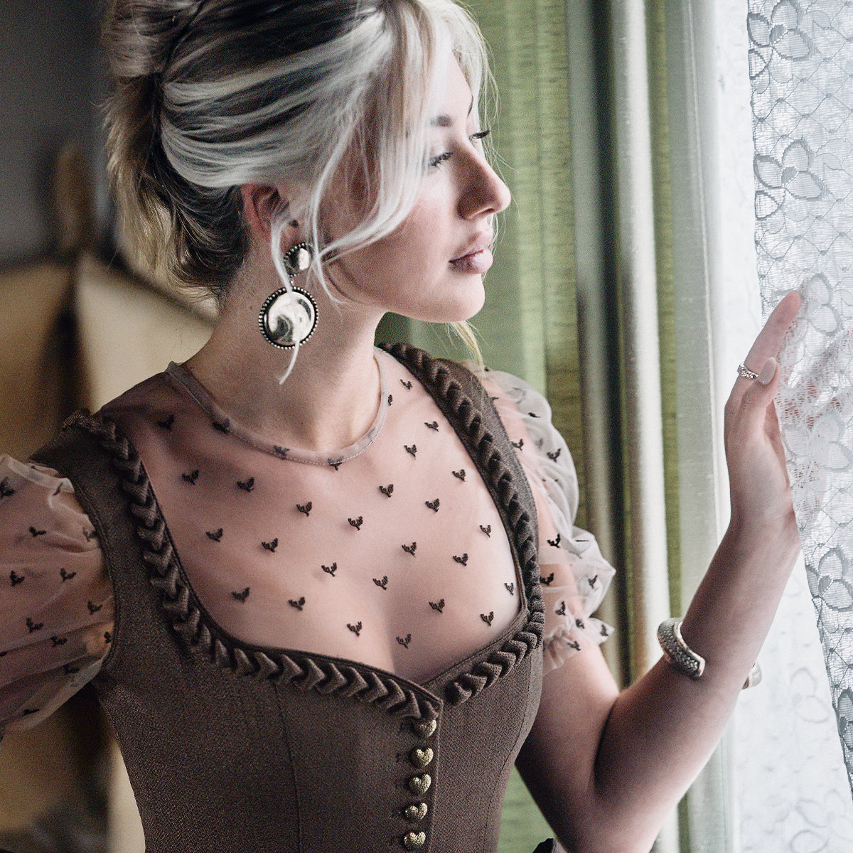 TREAM x Krüger Dirndl 70cm Koko Braun Knopfleiste Kollektion 2026