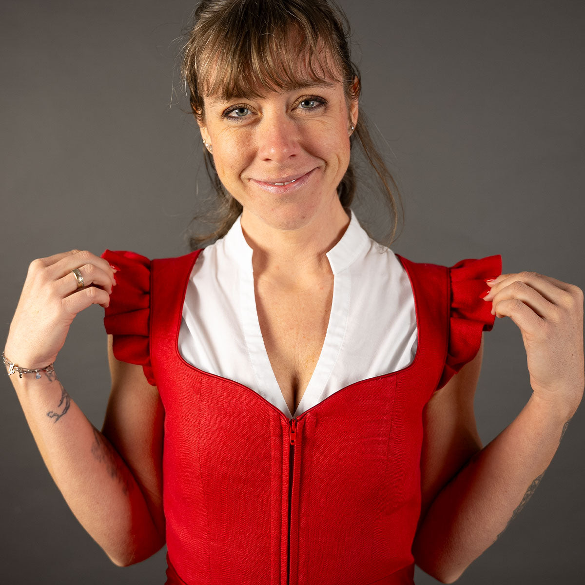 Elli & Juliette Dirndl Fiona Soraya Rot mit abnehmbarem Flügelarm 70 cm - Datschi Trachten
