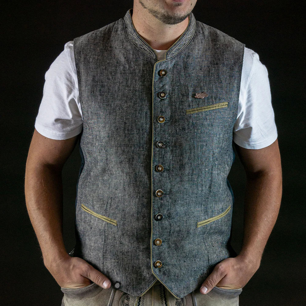 Ein edles Gilet für Herren aus hochwertigem Stoff perfekt kombiniert mit Lederhose und weißem Trachtenhemd