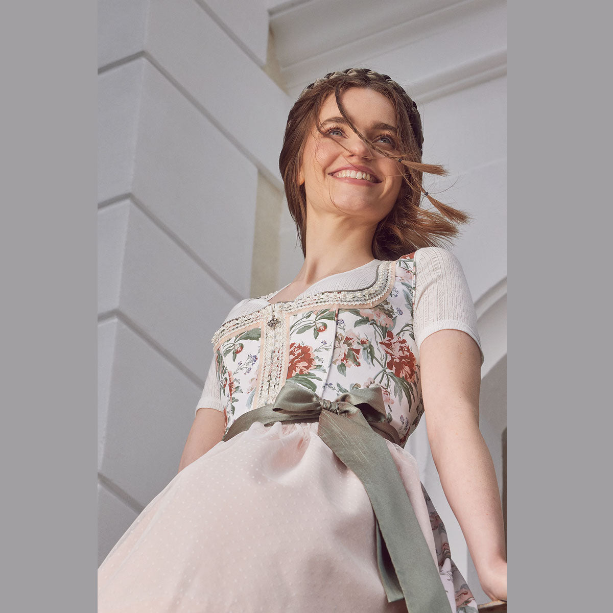 Krüger Dirndl mit Blumenmuster in Pastellfarben, mit Schürze und Schleife, romantisch und feminin