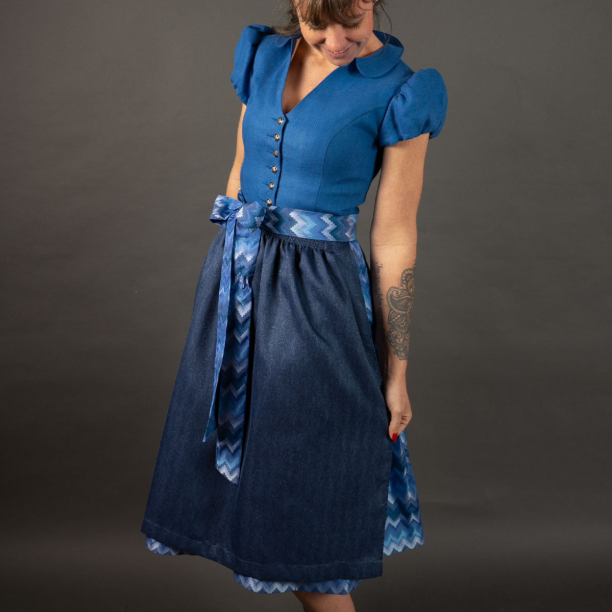 Blaues Elli&Juliette Dirndl mit eleganter Trachtenmode