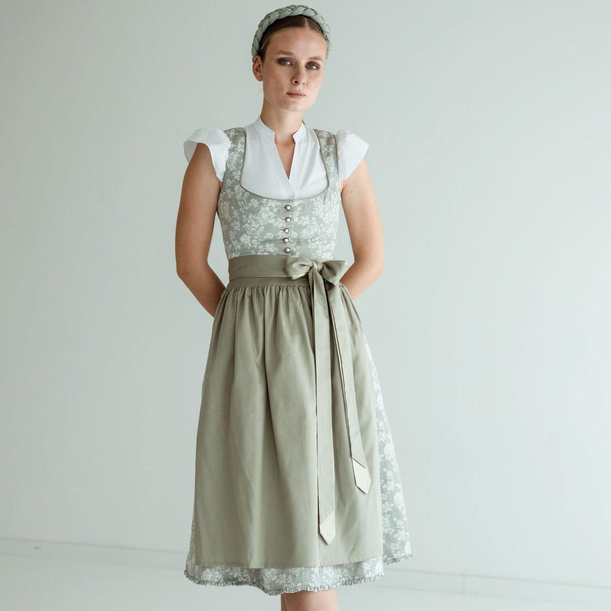 Alpenfee Dirndl Alma Mint Grün Blumenmuster 70cm Mieder Muster: Blumen Rock Muster: Blumen Schürzen Muster: Einfarbig Ausschnitt: Gerader Ausschnitt,  Balkonett Ausschnitt