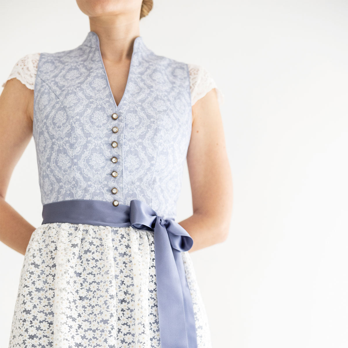 Alpenfee Dirndl Lara Hellblau 60cm Hochgeschlossen Blumenmuster - Datschi Trachten