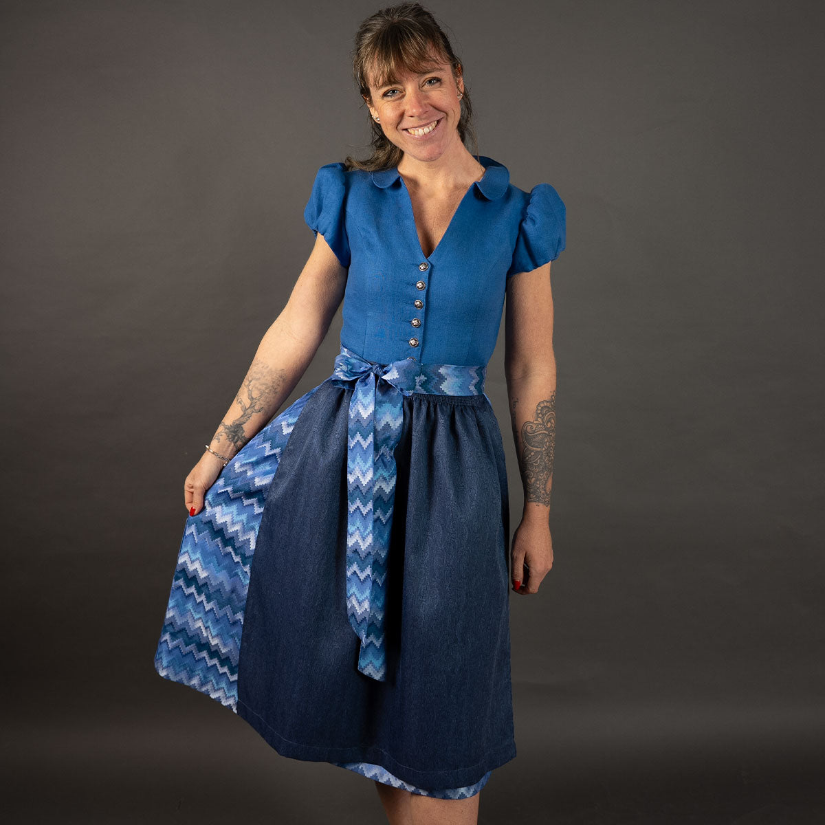 Elli & Juliette Dirndl Bobbi Ophelia Mittelblau mit Puffarm - Datschi Trachten