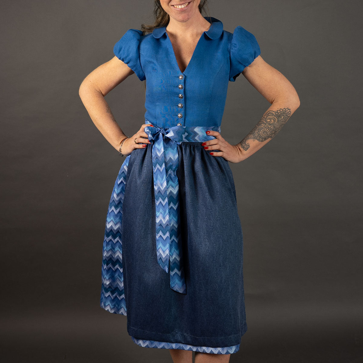 Elli & Juliette Dirndl Bobbi Ophelia Mittelblau mit Puffarm - Datschi Trachten