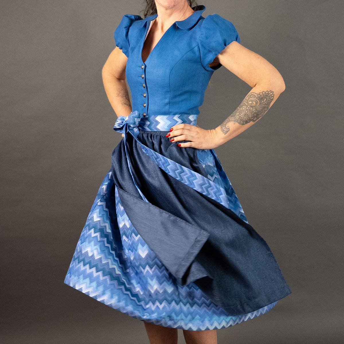 Elli & Juliette Dirndl Bobbi Ophelia Mittelblau mit Puffarm - Datschi Trachten