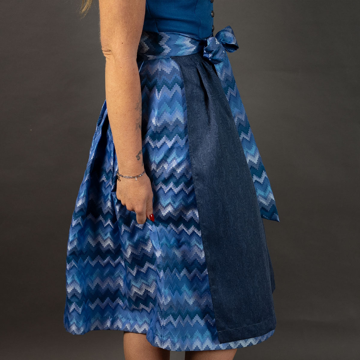 Elli & Juliette Dirndl Bobbi Ophelia Mittelblau mit Puffarm - Datschi Trachten