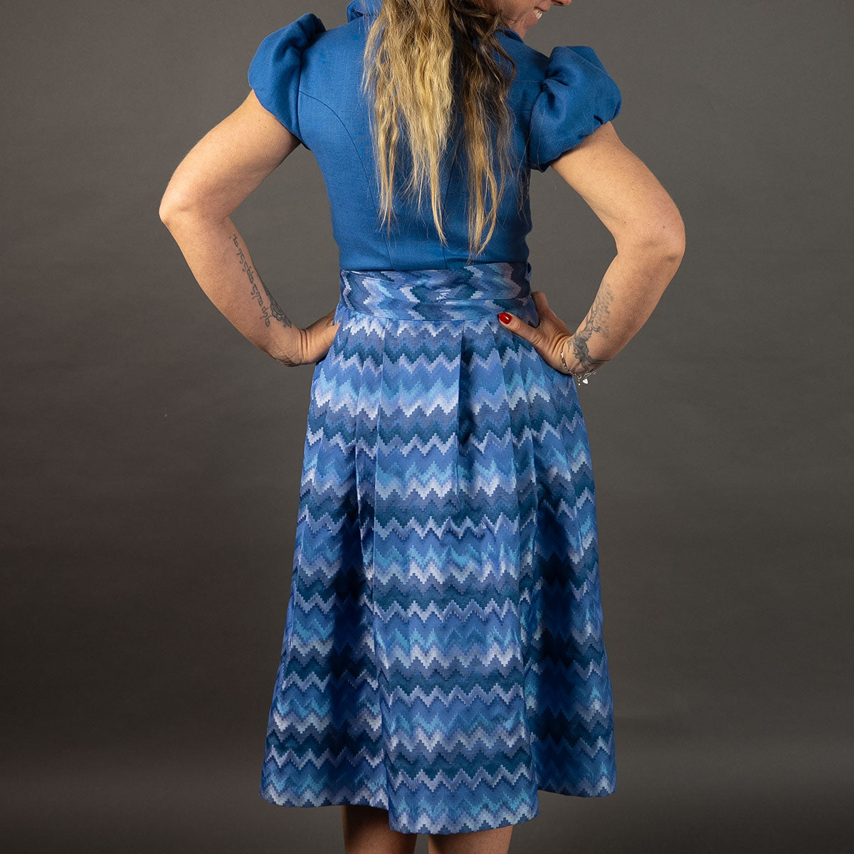Elli & Juliette Dirndl Bobbi Ophelia Mittelblau mit Puffarm - Datschi Trachten