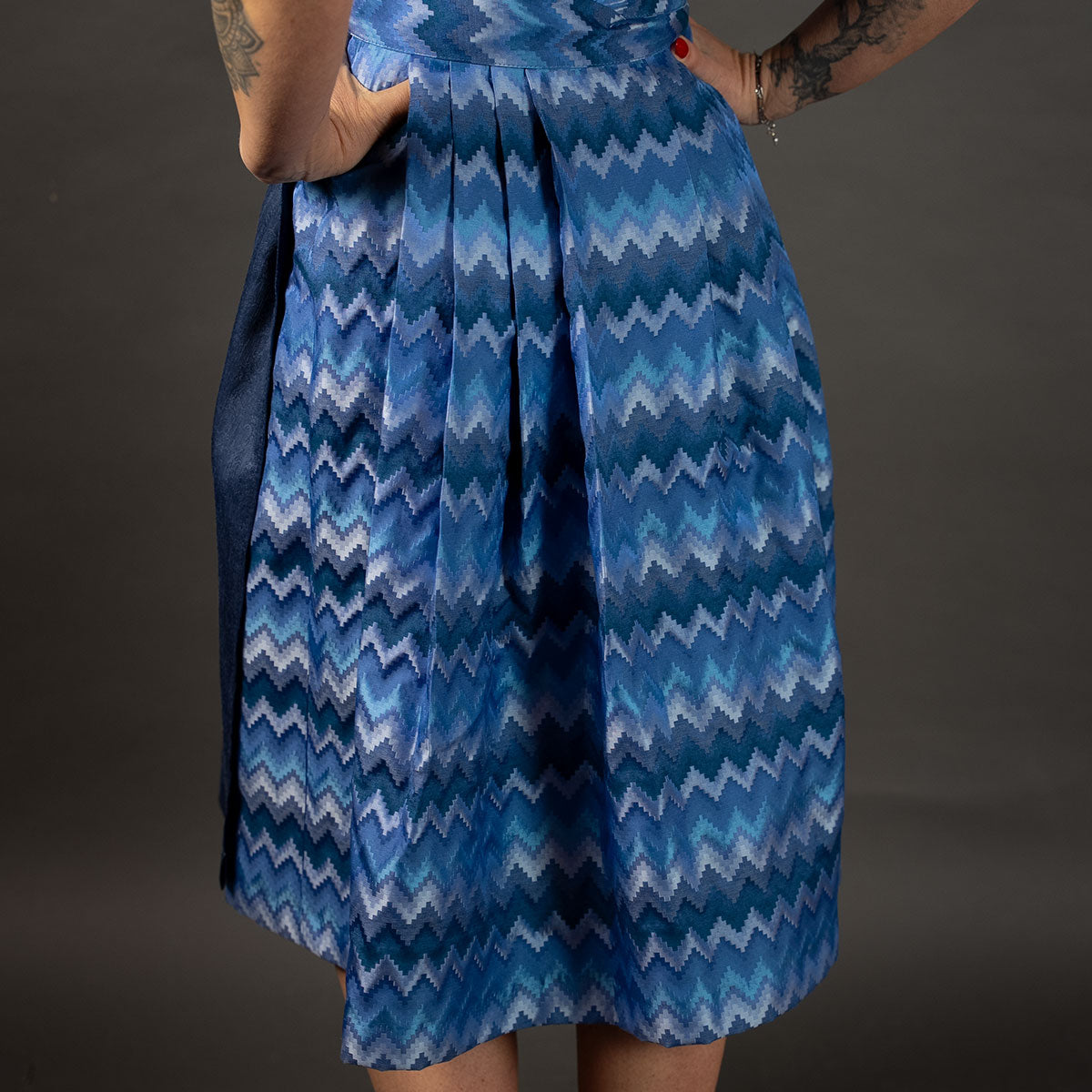 Elli & Juliette Dirndl Bobbi Ophelia Mittelblau mit Puffarm - Datschi Trachten