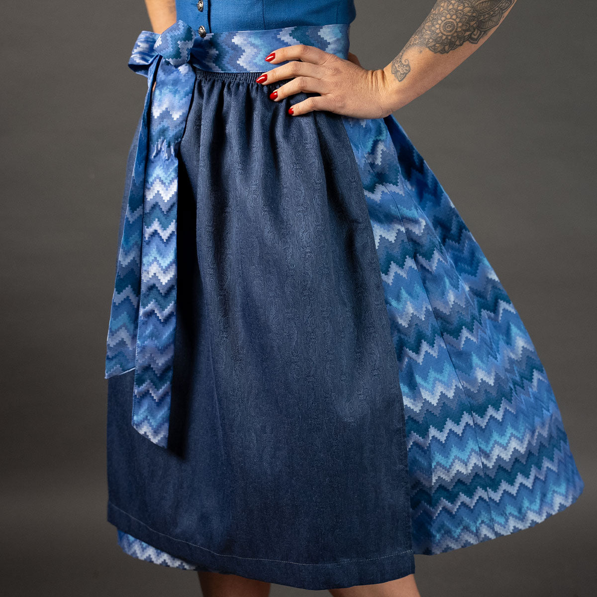 Elli & Juliette Dirndl Bobbi Ophelia Mittelblau mit Puffarm - Datschi Trachten