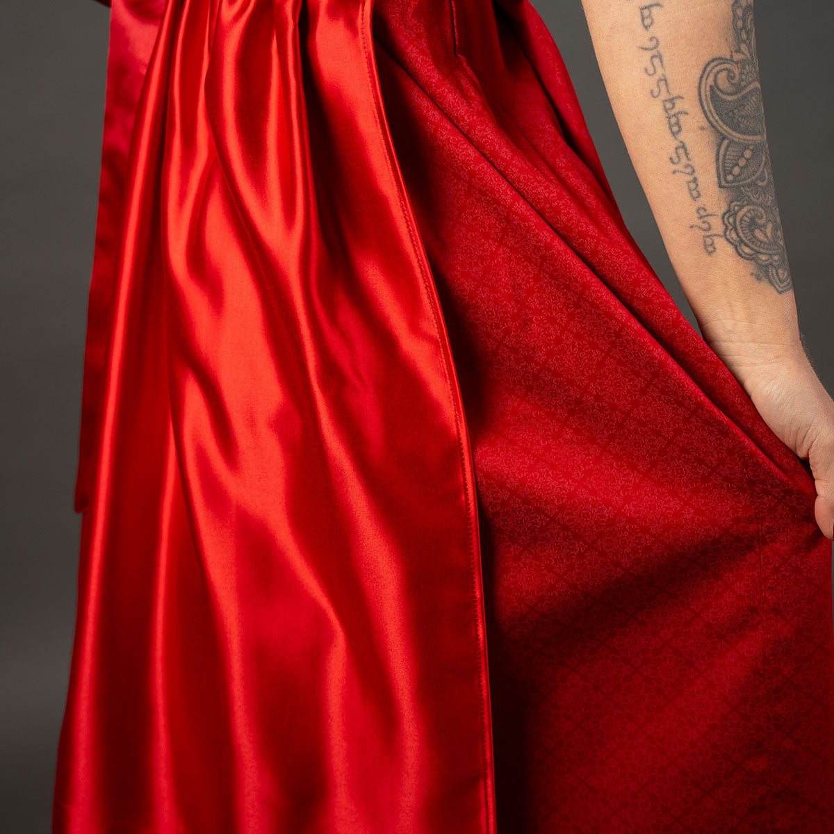 Elli & Juliette Dirndl Fiona Soraya Rot mit abnehmbarem Flügelarm 70 cm - Datschi Trachten