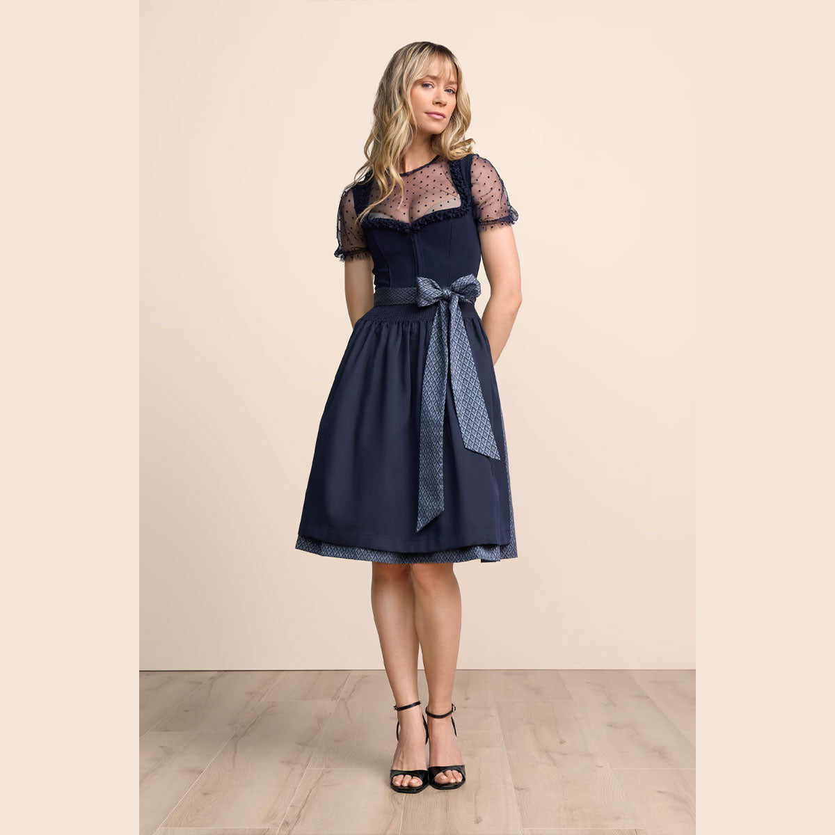 Krüger Dirndl Anica Blau Herz Ausschnitt 60cm - Datschi Trachten