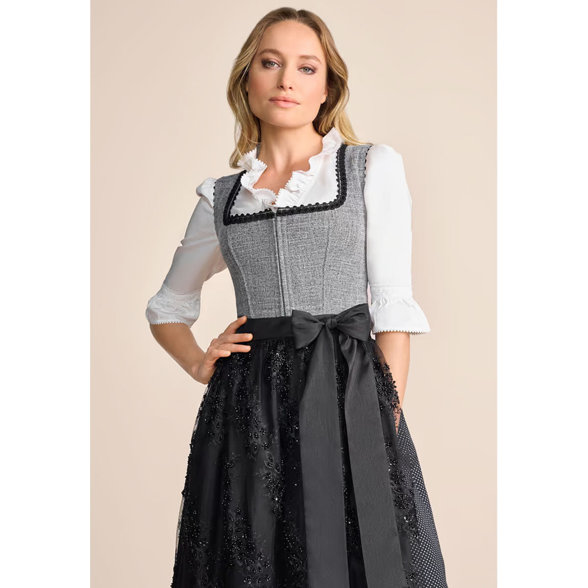 Krüger Dirndl Ashly Schwarz Grau Modern 70cm mit Beidseitige Eingriffstaschen im Rock,  Borte und Elegant Design Dirndl Längentyp Midi (60-75cm)