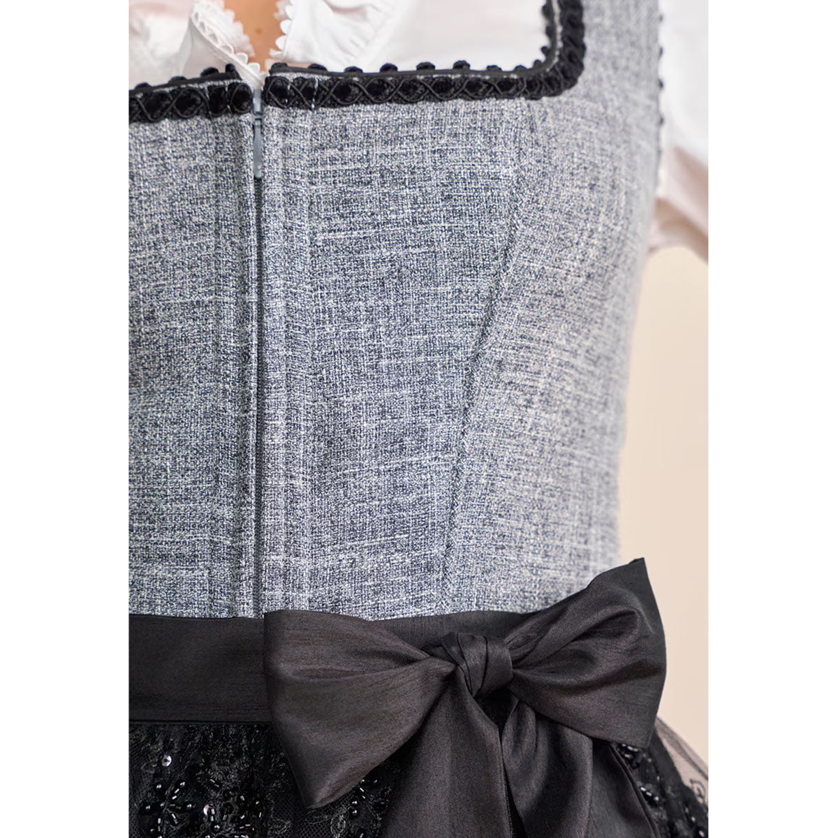 Krüger Dirndl Ashly Schwarz Grau Modern 70cm Mieder Muster: Einfarbig,  Gitter Rock Muster: Ornamente Schürzen Muster: Ornamente,  Blumen Ausschnitt: Gerader Ausschnitt,  Balkonett Ausschnitt