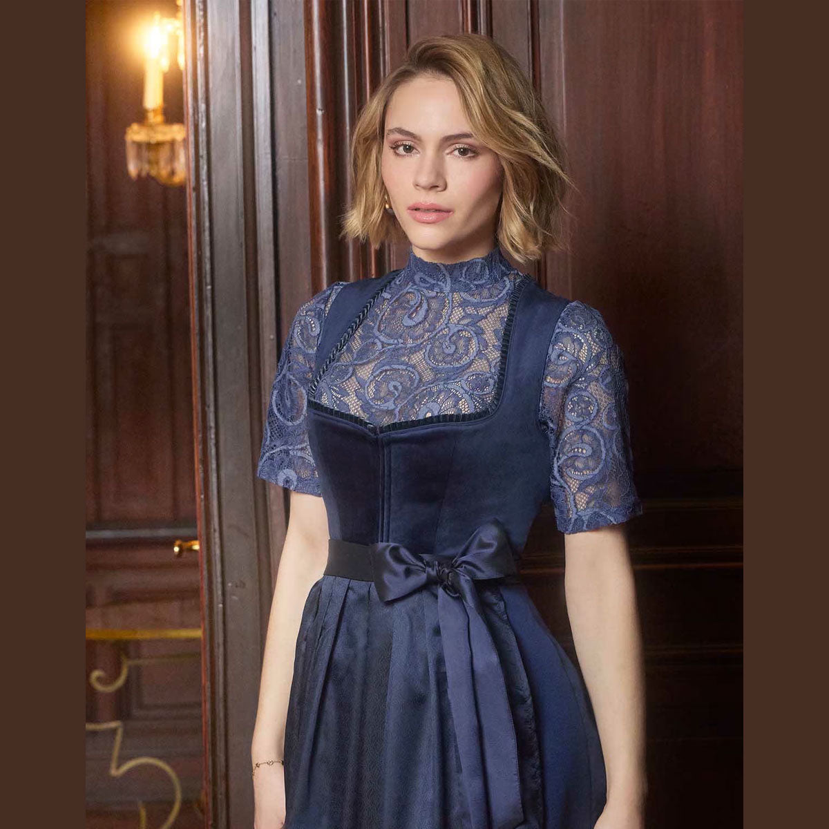 Krüger Dirndl Elenora Blau Balkonettausschnitt 70cm - Datschi Trachten