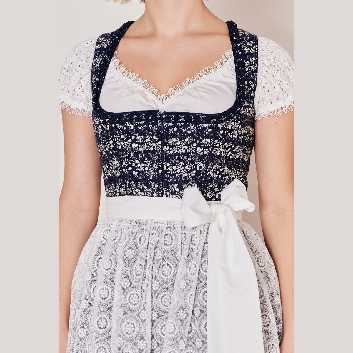 Krüger Dirndl Minna Marine Spitzenschürze 60cm - Datschi Trachten