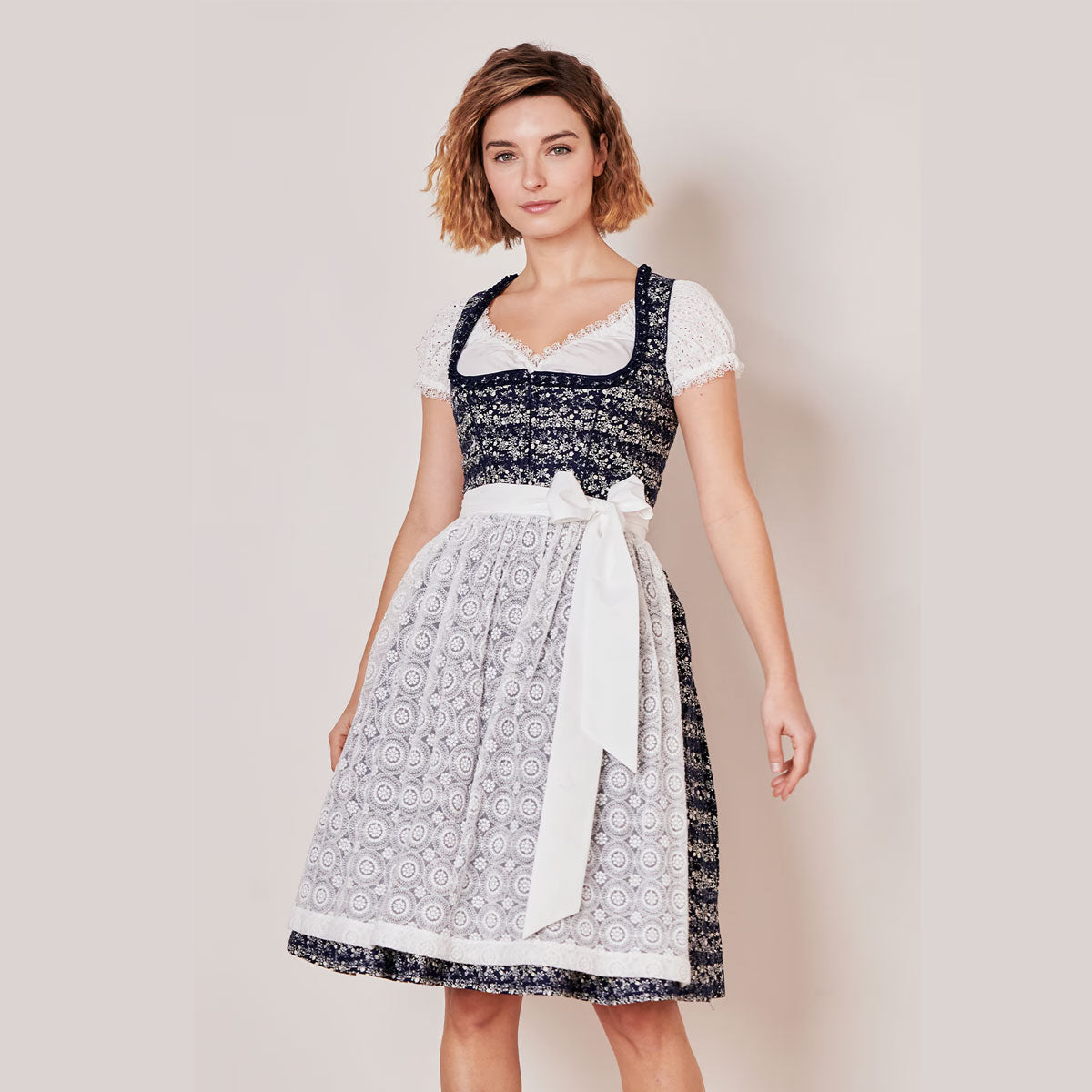 Krüger Dirndl Minna Marine Spitzenschürze 60cm - Datschi Trachten