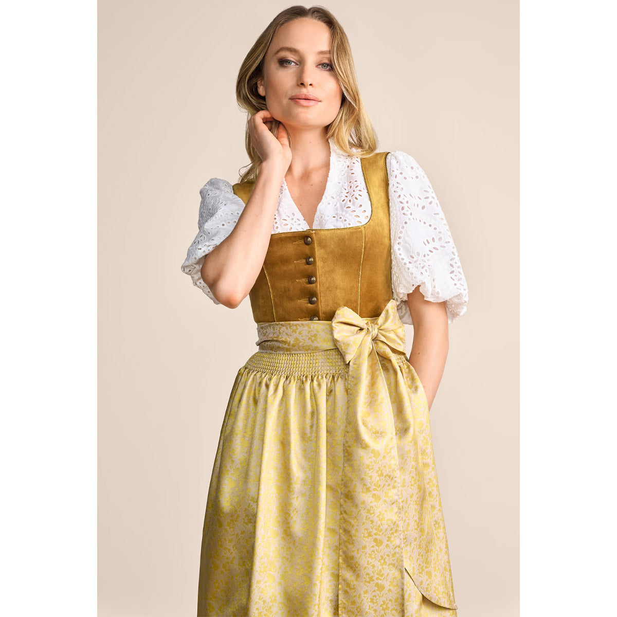 Krüger Dirndl Tuana Gold Samt 70cm mit Beidseitige Eingriffstaschen im Rock und Elegant,  Bunt Design Dirndl Längentyp Midi (60-75cm)