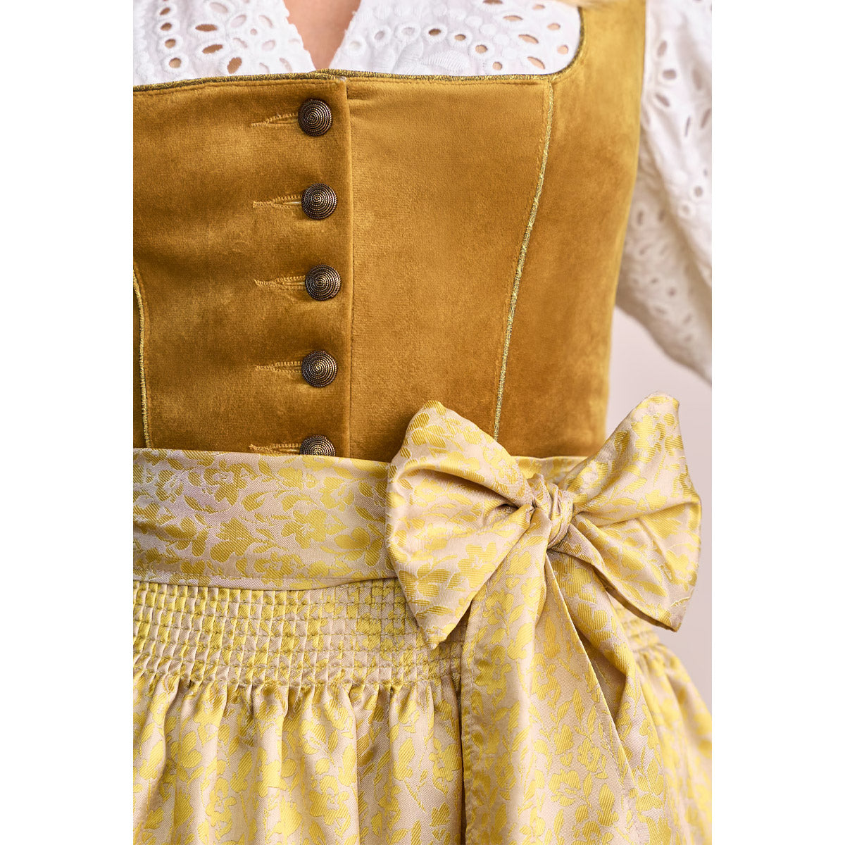 Krüger Dirndl Tuana Gold Samt 70cm Mieder Muster: Einfarbig,  Samt Rock Muster: Blumen,  Ornamente Schürzen Muster: Streublumenmuster Ausschnitt: Gerader Ausschnitt,  Balkonett Ausschnitt