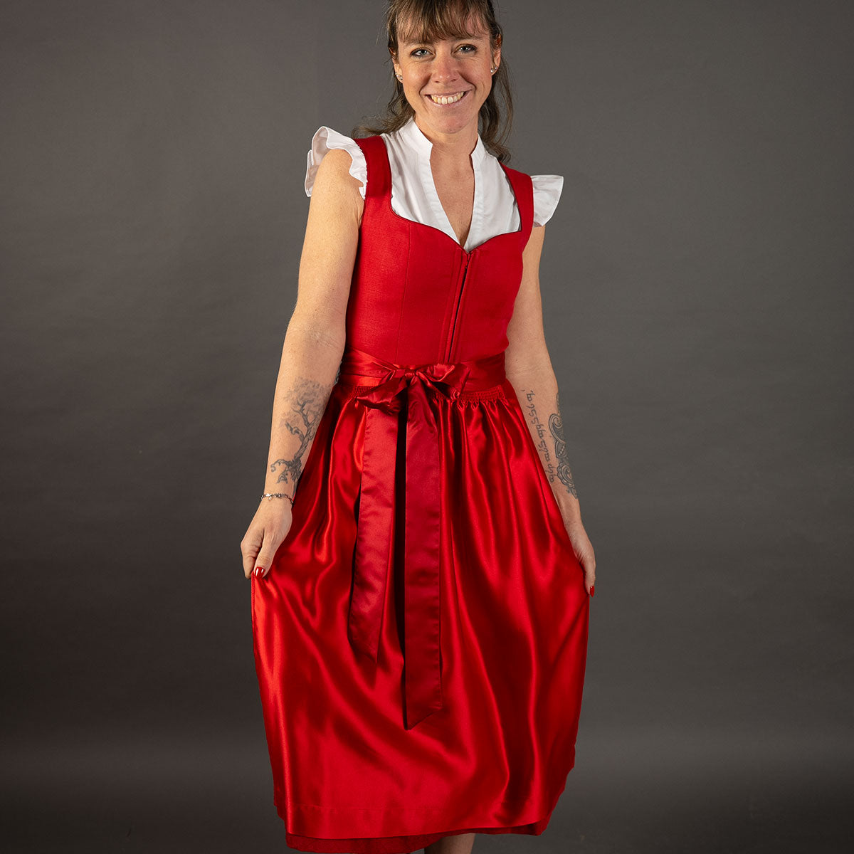 Elli & Juliette Dirndl Fiona Soraya Rot mit abnehmbarem Flügelarm 70 cm - Datschi Trachten