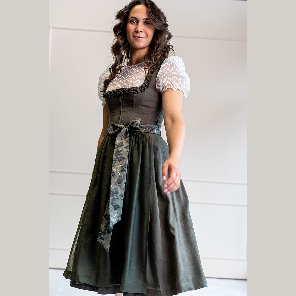 MarJo Dirndl Olive Aura Froschgoscherl 70 cm Kollektion Teresa Bauer 2026