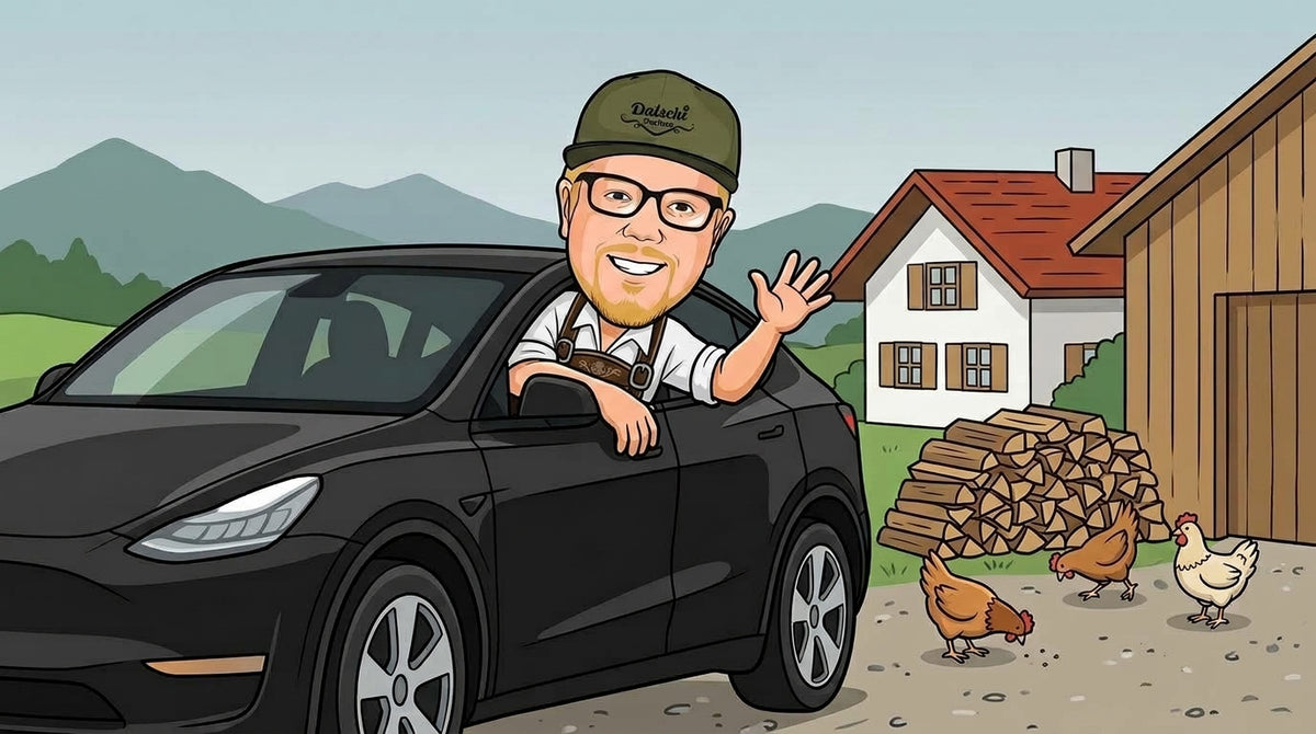 Comic: Michl von Datschi Trachten winkt aus seinem schwarzen Tesla Model Y auf einem bayerischen Bauernhof